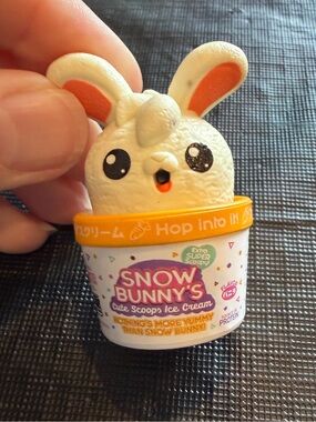 ZURU Mini Brands Kawaii Ultra Rare Snow Bunny’s Cute Scoops Ice Cream Clicker